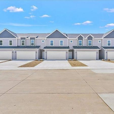 Central Cedar Falls Townhome - King Beds! Exterior foto