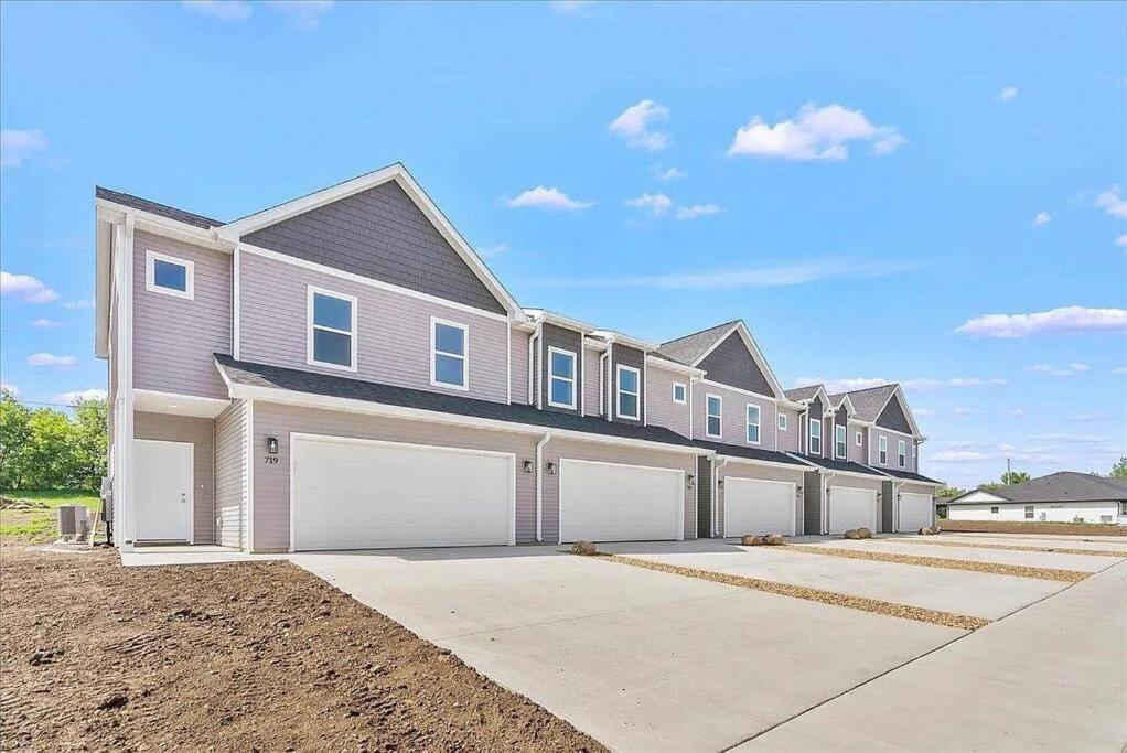 Central Cedar Falls Townhome - King Beds! Exterior foto